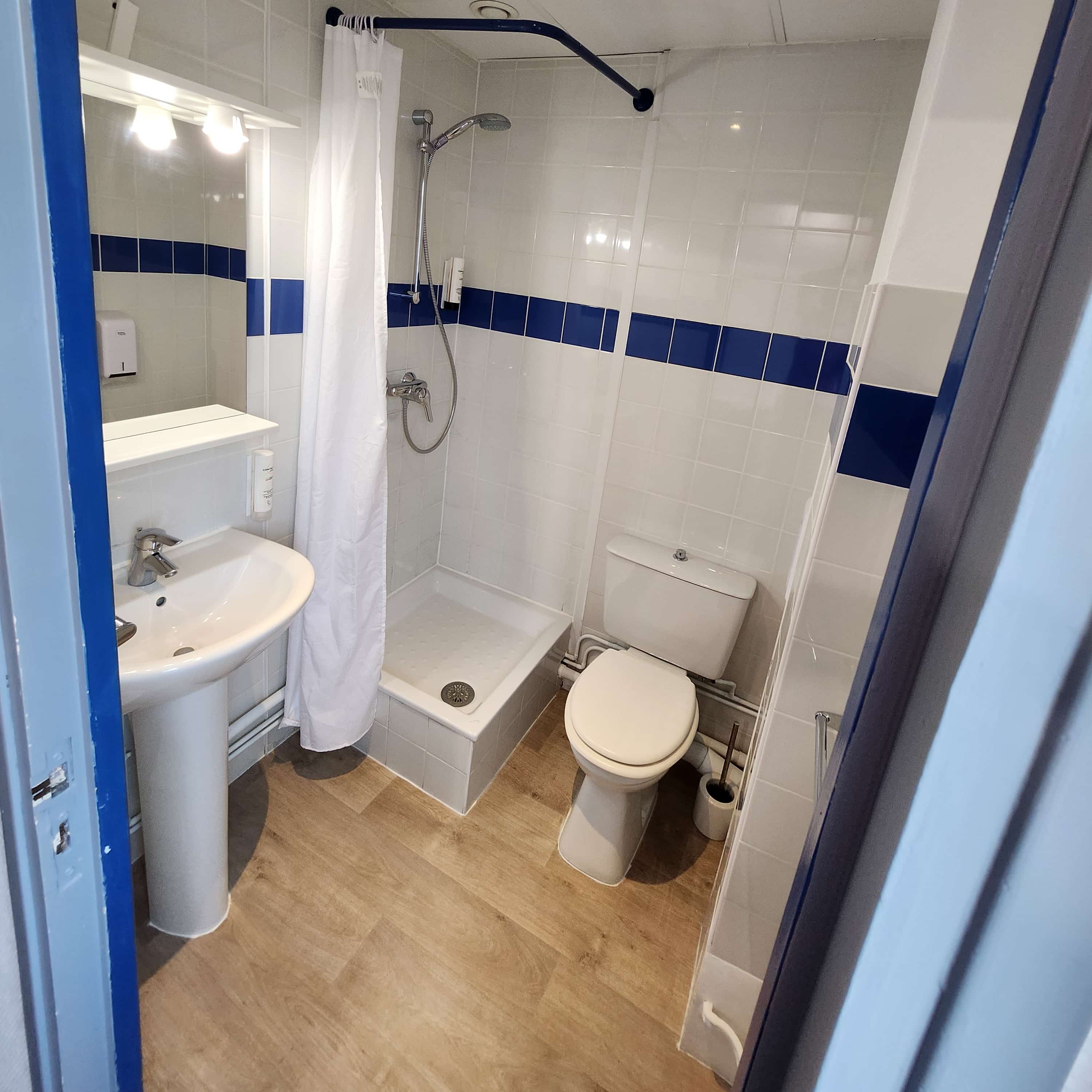 Une salle d'eau privative